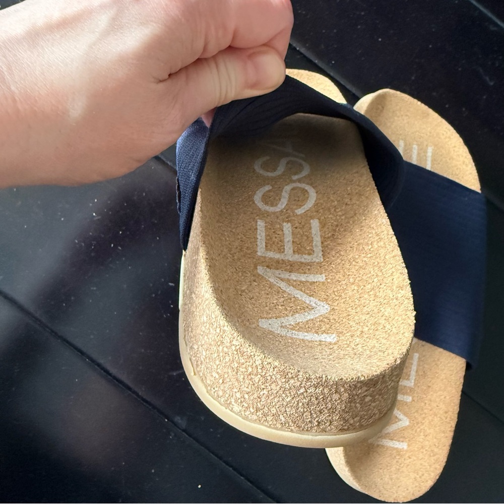 NWOT Message Shaw Ripple Slides - Picture 3 of 3